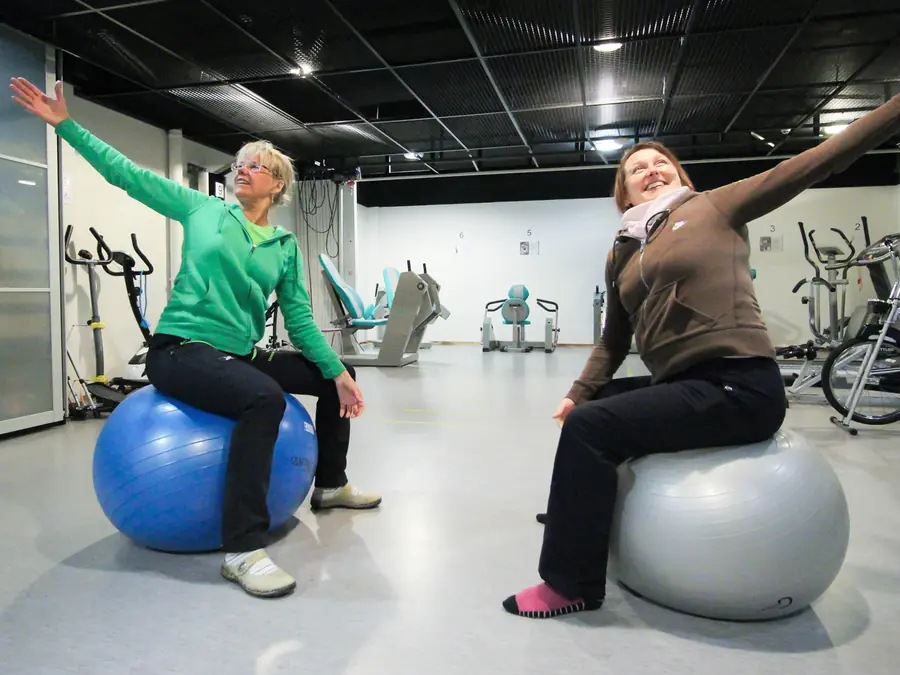 Jumppapalloharjoittelua kuntosalilla